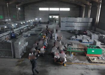 SEBAHAGIAN PATI yang ditahan dalam operasi penguatkuasaan JIM Negeri Sembilan di sebuah kilang di Nilai, Seremban, semalam.