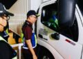 AZRIN Borhan memeriksa pemandu dan lori dalam Op Khas Bersepadu di Plaza Tol Sungai Ramal, Kajang, Selangor, semalam.