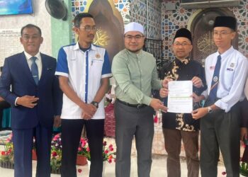 ADIB Sufyan Suhaimi (tengah) bersama ibu bapanya selepas menerima surat tawaran menunaikan umrah pada Program Penyampaian Intensif YaPEIM di Surau Umar al-Siddiq, SMKA Tok Bachok, Bachok, Kelantan.