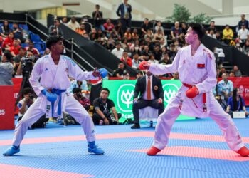 Aksi Thevendran Kaliana Sundram dalam acara kumite lelaki 55 kilogram (kg) yang menghadiahkan pingat emas kepada kontinjen negara.-UTUSAN/ FARIZ RUSADIO