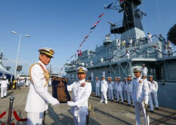 BAHARUDIN Wan Md Nor (kiri) menerima nama senarai terakhir KD Hang Tuah  daripada Leftenan Komander Mohd Azuwan Abdullah pada Majlis Pelucutan Tauliah kapal tersebut di Pangkalan TLDM) Lumut. - UTUSAN/MUHAMAD NAZREEN SYAH MUSTHAFA
