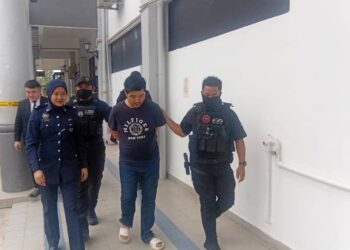KOR Wei Ye dibawa keluar oleh anggota polis dari lokap mahkamah untuk pendakwaan di Mahkamah Sesyen dan Mahkamah Majistret Sungai Petani, hari ini.