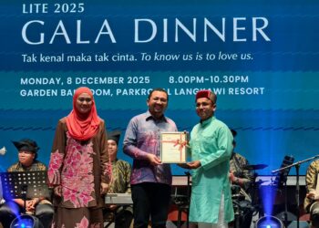 WAN Kamarul Faisal Wan Kamardin (tengah) menyerahkan sijil rakan strategik kepada rakan strategik Lada sempena program LITE di Parkroyal Langkawi Resort, Langkawi, malam tadi.