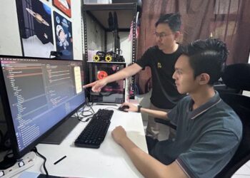 MUHAMMAD Khawarizmi bersama bapanya, Muhammad Kamalrul Zaman Zainol menyiapkan tugasan berkaitan bidang pengaturcaraan di rumah mereka di Changlun, Kubang Pasu, Kedah.