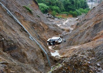 KEADAAN  kenderaan utiliti sukan (SUV) Toyota Fortuner yang terlibat dalam kemalangan meragut dua nyawa selepas terhumban ke dalam gaung di Kilometer 52 Jalan Kuala Jeneris - Sungai Gawi - Aring dekat Bukit Kawah di Hulu Terengganu. - UTUSAN /PUQTRA HAIRRY
