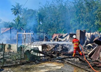 PASUKAN bomba sedang memadam kebakaran melibatkan sembilan buah rumah setinggan di Labu, Seremban, Negeri Sembilan pagi tadi.