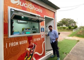 FAKHRUDDIN Md. Noor di hadapan kedai Cucishoes miliknya di Uniputra Golf Club UPM, Serdang.