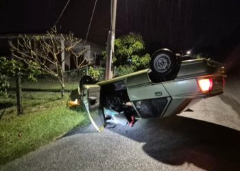 KEADAAN kereta yang terbalik menyebabkan seorang kanak-kanak perempuan berusia empat tahun maut dalam kejadian di Manjoi di  Ipoh.