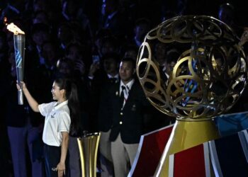 Atlet taekwondo Thailand, Panipak Wongpattanakit sedia menyalakan obor sempena perasmian Sukan SEA 2025 Thailand di Bangkok, semalam. - AFP