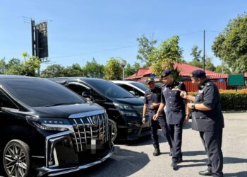 HANIF Yusabra Yusuf (tengah) membuat pemeriksaan terhadap kenderaan mewah yang disita JPJ Negeri Sembilan di Seremban hari ini.-UTUSAN/NOR SHAFIQAH MOHD. GHAZALI