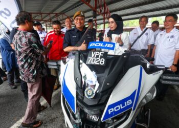 NOOR Hisam Nordin melawat pameran pada Program Advokasi Kesedaran Keselamatan Jalan Raya Tahun 2025 di Kilang Unisem Ipoh, Bandar Pulai Jaya, Ipoh. - UTUSAN/MUHAMAD NAZREEN SYAH MUSTHAFA