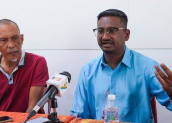 A. KUMARESAN (kanan) bersama Noor Salehin Othman ketika sidang akhbar berhubung isu kandang lembu haram di Changkat Bukit Gambir, George Town, Pulau Pinang hari ini. - UTUSAN/DANIAL SAAD