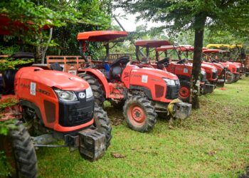 ASET-ASET boleh alih  FGV Holdings Bhd. (FGV) diletakkan di pekarangan pejabat Felda Bukit Bading, Ajil, Hulu Terengganu sementara menunggu perkembangan lanjut berhubung tindakan penyampaian Notis Amaran Pendudukan Secara Tidak Sah mengikut Seksyen 425 Kanun Tanah Negara (Notis 425 KTN). - UTUSAN/PUQTRA HAIRRY