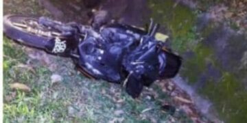 KEADAAN motosikal mangsa yang melanggar gajah di JRTB Gerik-Jeli semalam.