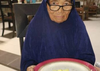 SHARIFAH Mastura Syed Hassan menunjukkan dua butir buntat embun dimilikinya di Kampung Jong Berlabuh, Tembeling Tengah, Jerantut, Pahang. – UTUSAN/SALEHUDIN MAT RASAD