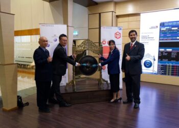 RICHARD Liau (dua dari kiri) bersama Pengarah Eksekutif, Chua Kian Hong (kiri); Ketua Pegawai Operasi, Winnie Liew (dua dari kanan) dan Pengarah Eksekutif, Wan Haslan Wan Hassan (kanan) semasa penyenaraian saham berkenaan di Bursa Malaysia, hari ini.