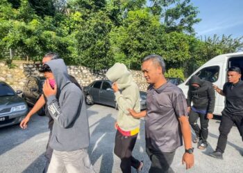 PELAJAR sekolah yang didakwa melakukan persetubuhan luar tabii di Mahkamah Majistret Parit hari ini. - UTUSAN/MUHAMAD NAZREEN SYAH MUSTHAFA