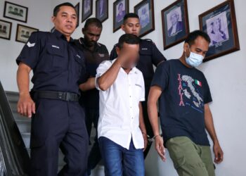 LELAKI (tengah) yang didakwa melakukan persetubuhan luar tabii terhadap anak tirinya ketika dituduh di Mahkamah Sesyen Ipoh hari ini. - UTUSAN/MUHAMAD NAZREEN SYAH MUSTHAFA