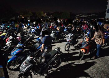 SEBAHAGIAN individu yang ditahan dalam Op Samseng Bersepadu Samseng Jalanan di Jalan Pasir Putih, berhampiran Station 18 di Ipoh semalam.