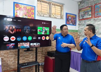 SIRAJUDDIN Suhaimee (kiri) dan Guru Besar SK Menora, Wan Azizan Wan Mashom melihat kemudahan yang telah dinaiktaraf melalui program Sekolah Angkat Madani Jakim di SK Menora, Kuala Kangsar hari ini.