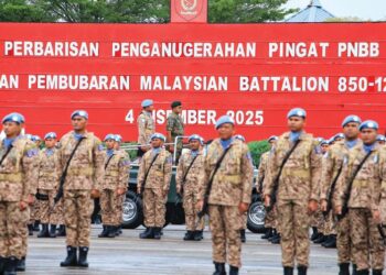 MOHD. Nizam Jaafar melakukan memeriksa perbarisan pada Majlis Perbarisan Penganugerahan Pingat Perkhidmatan Negara Bangsa-Bangsa Bersatu (PNBB) dan Pembubaran Batalion Malaysia (Malbatt) 850-12 di Padang Kawad, Pusat Latihan Asas Tentera Darat (Pusasda) Port Dickson, semalam. – UTUSAN/MOHD. SHAHJEHAN MAAMIN