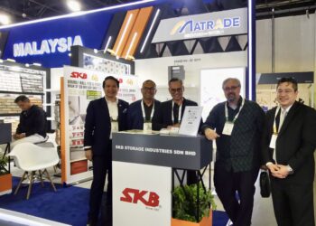 PESURUHJAYA Perdagangan, Matrade Dubai, Badrul Hisham Hilal (kanan) bersama Duta Besar Malaysia ke Emiriah Arab Bersatu (UAE), Tengku Datuk Sirajuzzaman Tengku Mohamed Ariffin (dua dari kanan) di reruai Matrade di Pusat Dagangan Dunia Dubai.