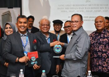 WAN Rosdy Wan Ismail (dua kanan) menyampaikan cenderamata kepada seorang senator pada Majlis Perasmian Penutupan Pemukiman Majlis Senator Malaysia Tahun 2025 di Swiss-Garden Hotel & Residences Genting Highlands, Bentong, Pahang.