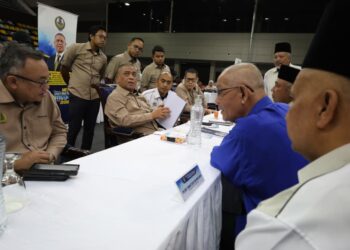 SAARANI Mohamad (kiri) mendengar aduan rakyat pada Program Mesra Hari Bertemu Pelanggan di Stadium Indera Mulia, Ipoh hari ini.