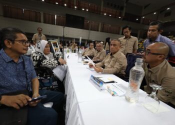 SAARANI Mohamad (kanan) mendengar aduan rakyat pada Program Mesra Hari Bertemu Pelanggan di Stadium Indera Mulia, Ipoh hari ini.