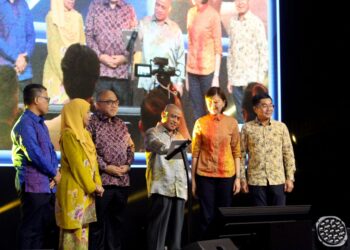 SAARANI Mohamad (tengah) merasmikan Program Aspirasi Geospatial Negeri Perak 2025 di Ipoh. - UTUSAN/LIYANA RAMLI