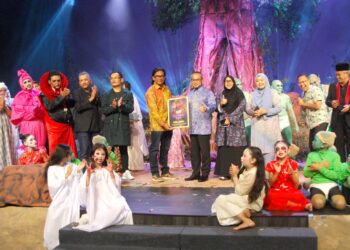 MOHD. Amran Mohd. Haris menyampaikan cenderamata kepada Bustaman Mat selepas berakhirnya teater Persidangan Hantu, Permainan Terakhir di Panggung Seni Kompleks JKKN Melaka, Ayer Keroh. – MINGGUAN/AMRAN MULUP