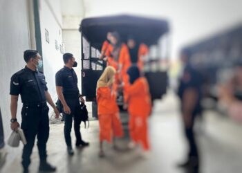 SEBAHAGIAN daripada 10 individu termasuk empat beranak semasa di bawa ke Mahkamah Kota Bharu, Kelantan hari ini untuk perintah sambung reman.