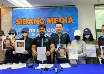 HISHAMUDDIN Hashim (lima dari kiri) dan Andrew Foo bersama waris mangsa pemerdagangan manusia di Taiwan dan Kemboja di Pejabat MHO, Kuala Lumpur, hari ini. - FOTO/NUR FATEHAH ROSNAN