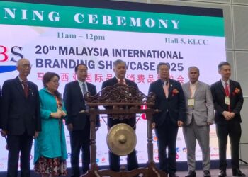 CHONG Chong Tik (tengah) dan Abu Hassan (tiga dari kiri) ketika menghadiri majlis perasmian MIBS 2025, di Pusat Konvensyen Kuala Lumpur (KLCC), di sini, hari ini.