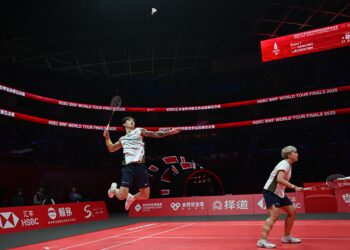 AKSI Chen Tang Jie-Toh Ee Wei ketika menentang beregu China, Jiang Zhen Bang-Wei Ya Xin pada separuh akhir Kejohanan Badminton Jelajah Dunia Akhir (WTF) 2025 di Hangzhou, China, kelmarin.-AFP