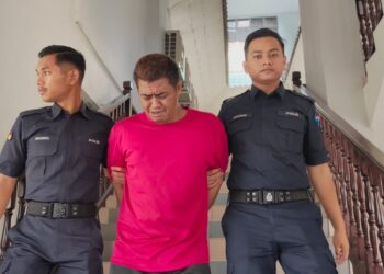 MUHAMMAD Farid Isham diiring keluar anggota polis selepas dihadapkan ke Mahkamah Sesyen, Ayer Keroh, Melaka atas pertuduhan melakukan amang seksual fizikal terhadap seorang kanak-kanak perempuan. - UTUSAN/AMRAN ALI