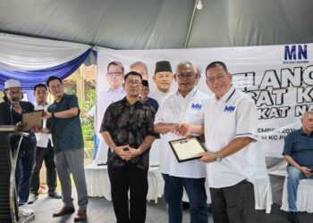 NOH Omar (dua dari kanan) menyerahkan surat pelantikan pengerusi Pusat Khidmat Muafakat Nasional DUN sebagai simbol komitmen pertubuhan itu dalam memperkukuh khidmat kebajikan dan mendekati rakyat di peringkat akar umbi sempena majlis pelancarannya di Durian Tunggal, Alor Gajah, hari ini. - UTUSAN/AMRAN ALI