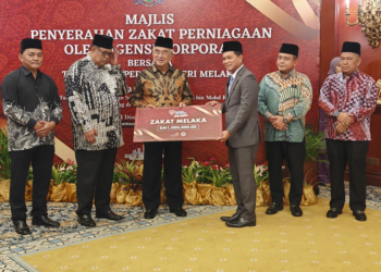 MOHD. Ali Mohd. Rustam dan Ab Rauf Yusoh hadir ke Majlis Penyerahan Zakat Perniagaan di Pejabat Yang Dipertua Negeri Melaka di Ayer Keroh, Melaka, hari ini.