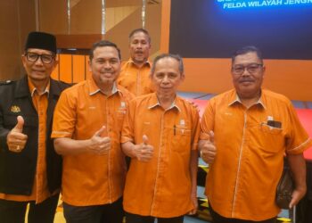 RAZAK Daud (dua dari kanan) bersama Mohd. Tarmizi Lee (dua dari kiri) pada Mesyuarat Jawatankuasa Kemajuan dan Keselamatan Rancangan (JKKR) Wilayah Jengka di Hotel Zenith, Kuantan, Pahang