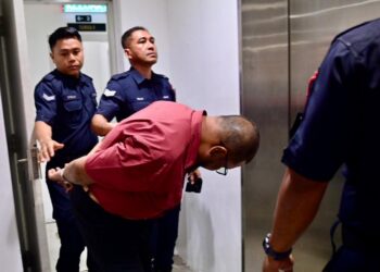 AMANI Mazri Mohamed @ Kamal Ariffin ketika dibawa polis di Mahkamah Sesyen Kuala Terengganu. 