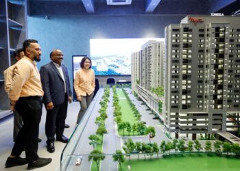 WENDY Lim (paling kanan) bersama Pengarah Bersekutu Panasonic Malaysia, K. Tharmaseelan (dua dari kanan) serta Ketua Sumber Manusia dan Pembangunan Myra Senja, Akil Hassan (paling kiri) pada Majlis Kerjasama Myra Senja dan Panasonic, di Taman Subang Murni, di sini hari ini. - UTUSAN/SHIDDIEQIIN ZON