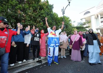 GELAGAT dan reaksi penyokong Najib Razak yang hadir seawal 7 pagi bagi mendengar keputusan Titah Adendum di perkarangan Kompleks Mahkamah Kuala Lumpur, hari ini. - UTUSAN/AMIR KHALID