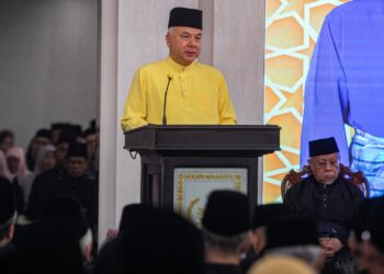 SULTAN Nazrin Muizzuddin Shah berangkat pada Majlis Pengurniaan Watikah Yang Di Pertua dan Anggota Majlis Agama Islam dan Adat Melayu Perak (MAIPk), Hakim Mahkamah Syariah Perak dan Ahli Majlis Perundingan Masjid serta Penyerahan Zakat Perniagaan dan Pendapatan di Ipoh.
