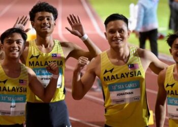 Kuartet 4x100 meter yang memenangi pingat perak di Sukan SEA Thailand, kelmarin. - IHSAN OLAHRAGA MALAYSIA