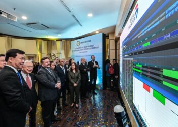 AMIR Hamzah (empat dari kiri) melihat papan Pasaran Utama selepas penyenaraian Orkim Bhd di Bursa Malaysia semalam. - UTUSAN/SYAKIR RADIN