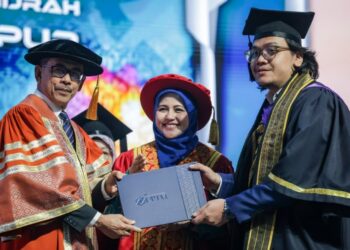 Muhammad Zarif bergambar bersama Naib Canselor UPTM, Dr. Sharifah Syahirah (tengah) dan Profesor Adjung UPTM, Yahaya Sani (kiri) pada Majlis Konvokesyen UPTM di Kuala Lumpur baru-baru ini. – UTUSAN/ MUHAMAD IQBAL ROSLI.