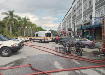 PIHAK polis dan bomba melakukan siasatan awal di Pangsapuri Desa Palma, Nilai, Seremban susulan penemuan objek disyaki bahan letupan. - GAMBAR/IHSAN BOMBA
