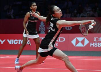 Pearly Tan-M. Thinaah menentang pasangan Jepun, Rin Iwanaga-Kie Nakanishi dalam sainga BWF di Hangzhou, China. - AFP
