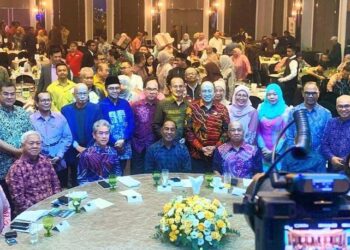 ZAMBRY Abddul Kadir (duduk, empat dari kiri) sewaktu Majlis Apresiasi Media Kementerian Pendidikan Tinggi di Hotel JW Marriott, Kuala Lumpur, kelmarin.