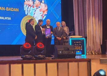 MOHD. ALI Mohd. Rustam menyampaikan anugerah kepada Mohd. Zin Bidin pada  Malam Gala Anugerah Perdana NGO Malaysia 2025 di sebuah hotel di Bandar Sunway, Selangor, semalam.